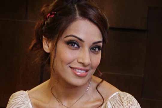 Lama Hilang, Bipasha Basu Siap Comeback dengan Film Aadat