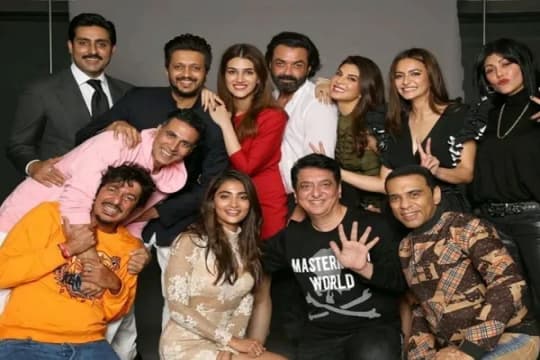 Berfoto Bersama, Deepika Padukone & John Abraham Gabung Housefull 5?