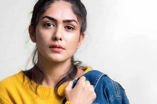 Mrunal Thakur Buka Suara Mengenai Pengalamannya Bekerja dengan Hrithik Roshan & John Abraham
