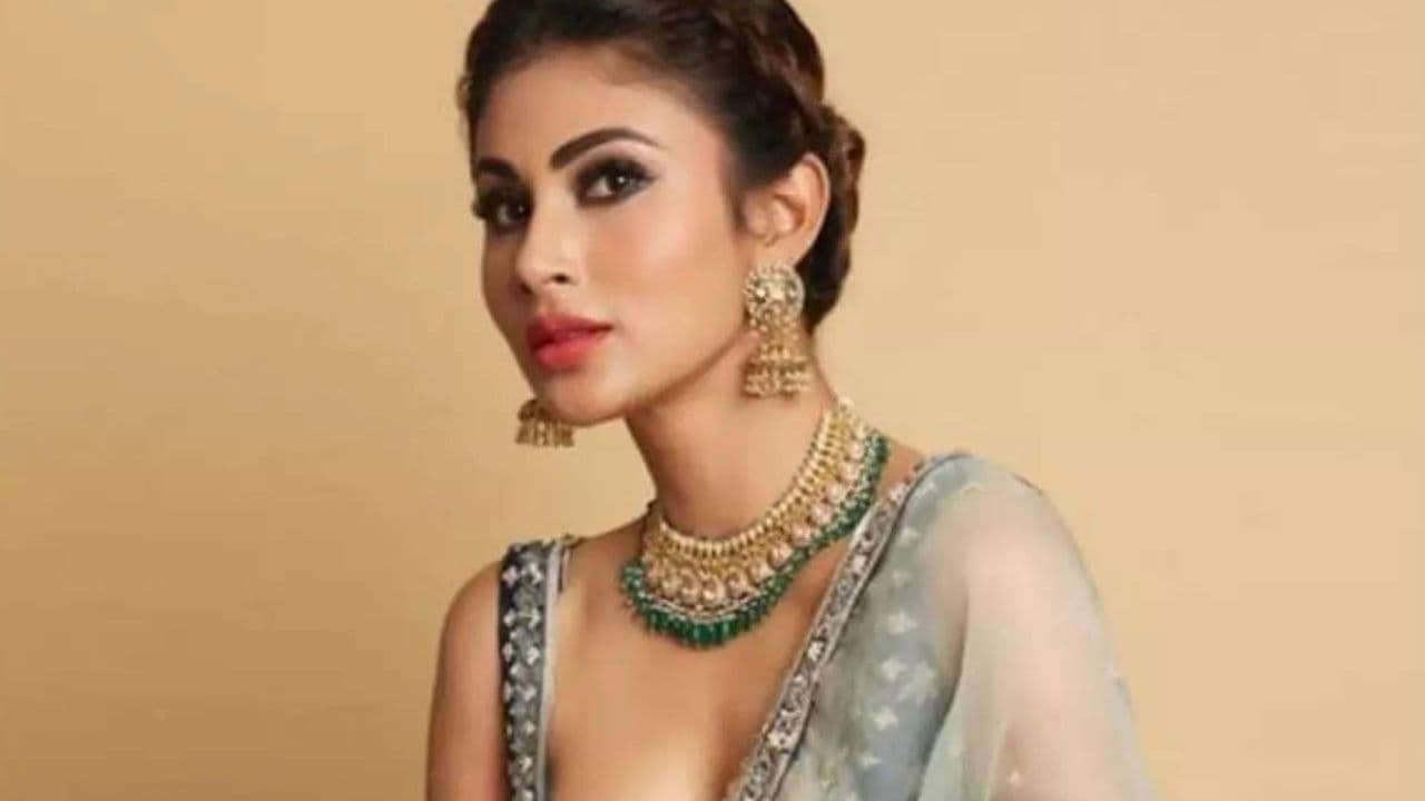Syuting Bareng SRK, Mouni Roy Dibuat Terpesona