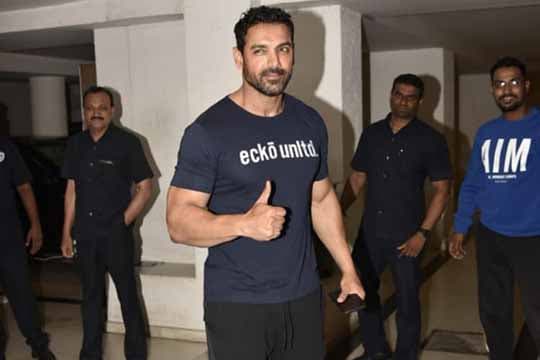 Terlihat di Rumah Bos Dharma, Apakah John Abraham Akan Kolaborasi dengan Karan Johar Lagi?