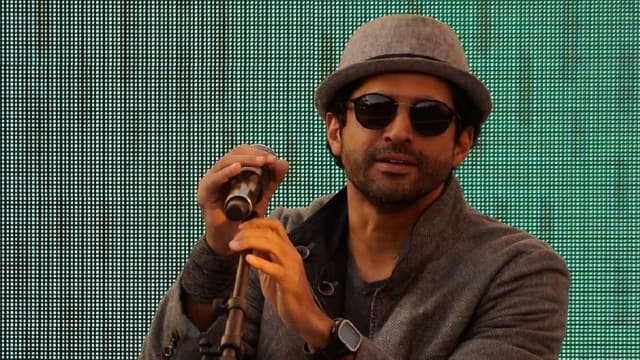 Farhan Akhtar Resmi Tunda Film Jee Le Zaraa