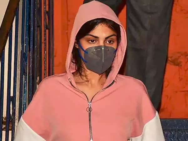 Rhea Chakraborty Gugat Tetangga Sushant Singh Rajput Yang Menyebutnya Bertemu Sushant pada Tanggal 13 Juni