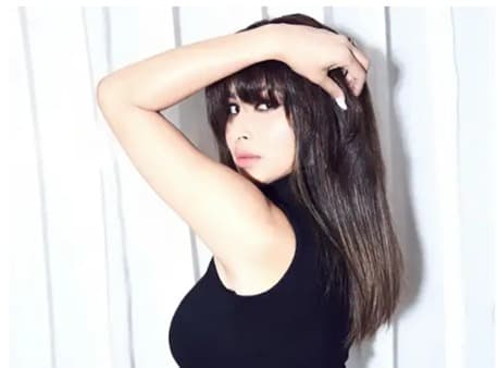 Tampil Mencolok, Mouni Roy Dituding Oplas