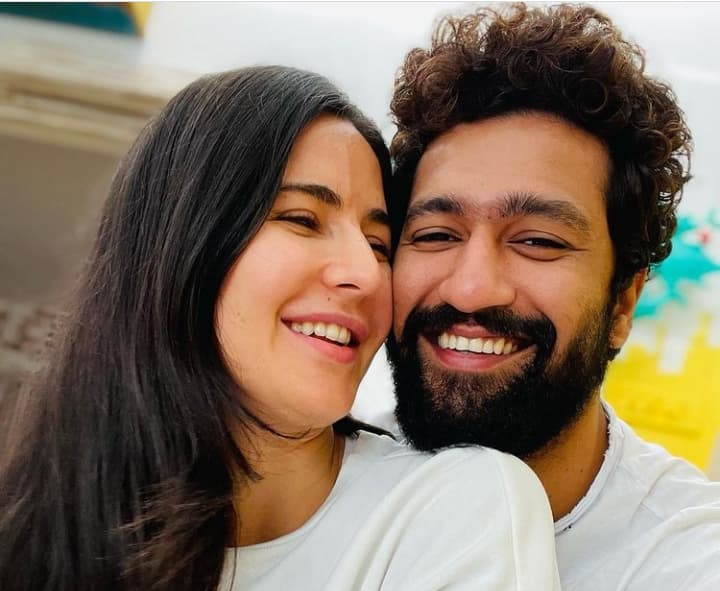 Tak Takut Sinar Matahari, Vicky Kaushal dan Katrina Kaif Nikmati Liburan Sambil Berjemur