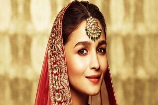 Alia Bhatt Akan Terlibat di Film Produksi Sutradara Hindi Medium?