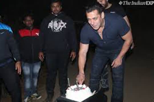 Salman Khan Buka Suara Mengapa Aamir Khan dan Shah Rukh Khan Tak Hadiri Ulang Tahunnya