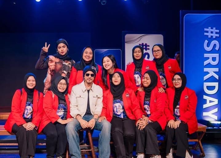 Fans Indonesia Sambangi SRK Ke India