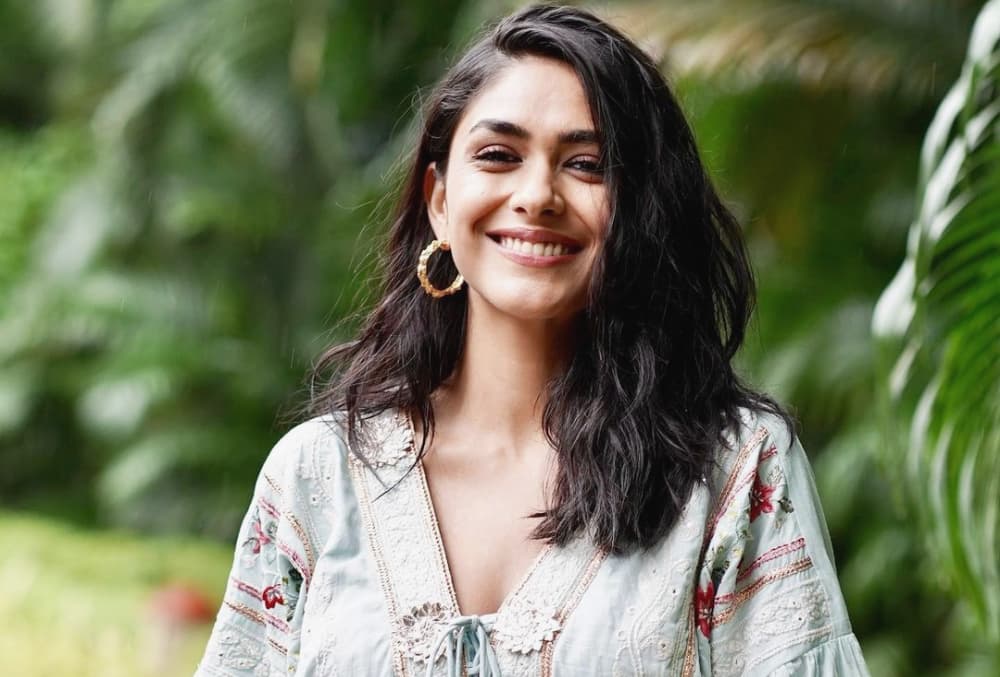 Siap Dampingi Aditya Roy Kapur, Mrunal Thakur Perankan Polisi di Gumraah