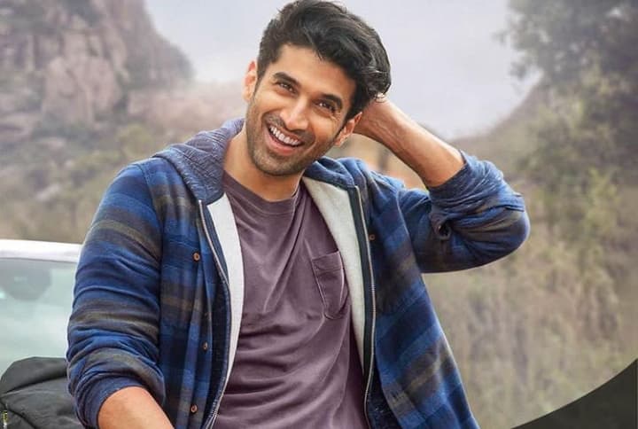 Tampil Necis, Aditya Roy Kapur Obati Kerinduan Penggemar