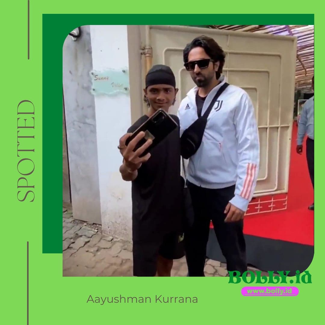 Aayushman Khurrana With Fans