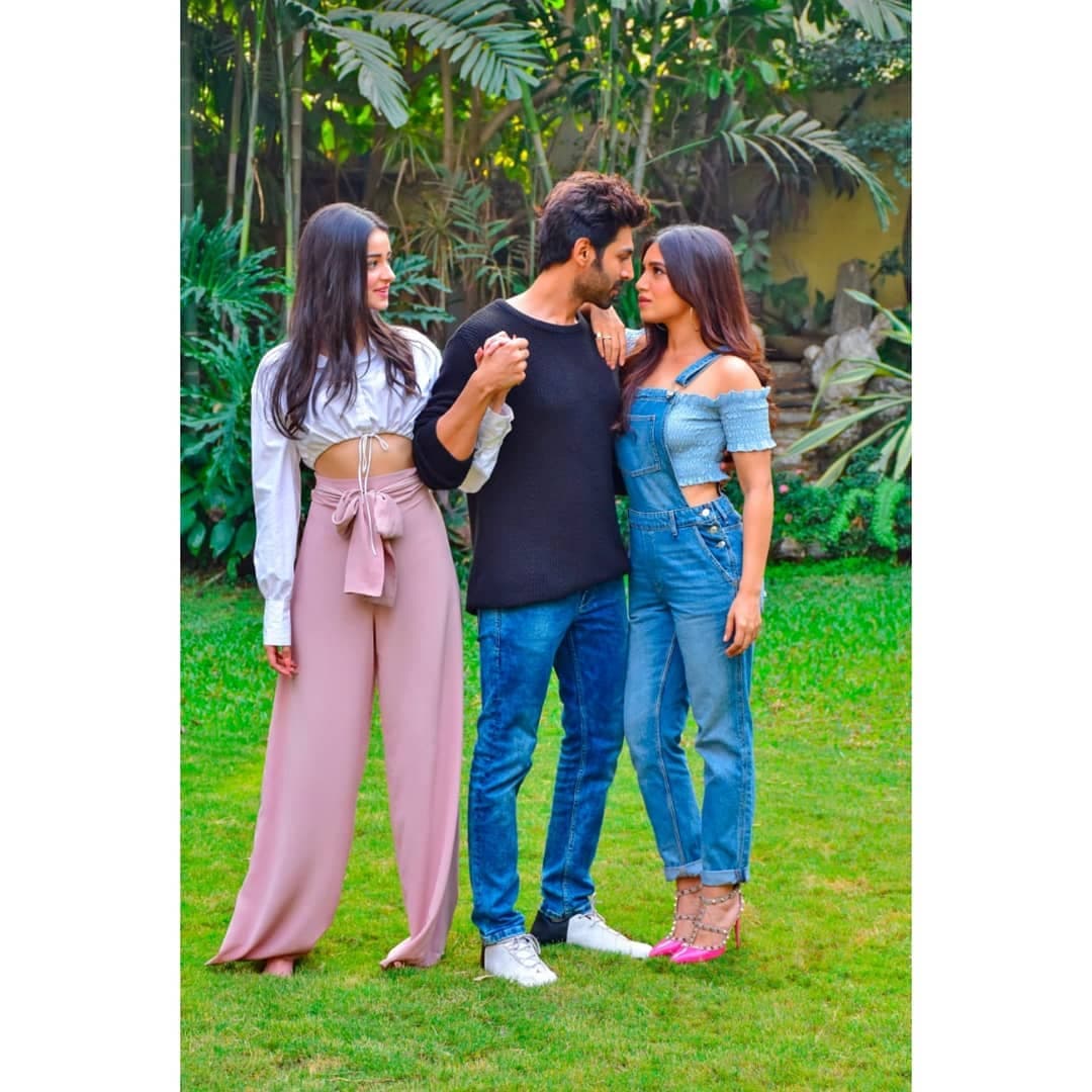Bhumi Pednekar & Ananya Panday Dampingi Kartik Aaryan dalam Remake Film Pati Patni Aur Woh