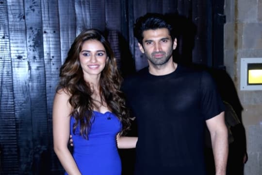 Promosikan Film Malang, Disha Patani & Aditya Roy Kapoor Kejutkan Penonton di Bioskop