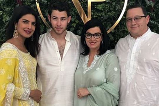 Priyanka Mengecek Veneu Bersama Calon Mertua