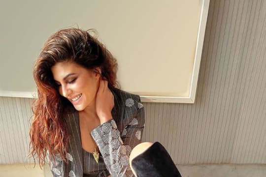 Staff Rayakan Dussehra, Jacqueline Fernandez Hadiahkan Mobil