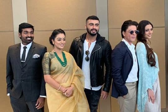 Hadiri IFFM, SRK, Tabu, KJo, Arjun Kapoor Berpose Bersama