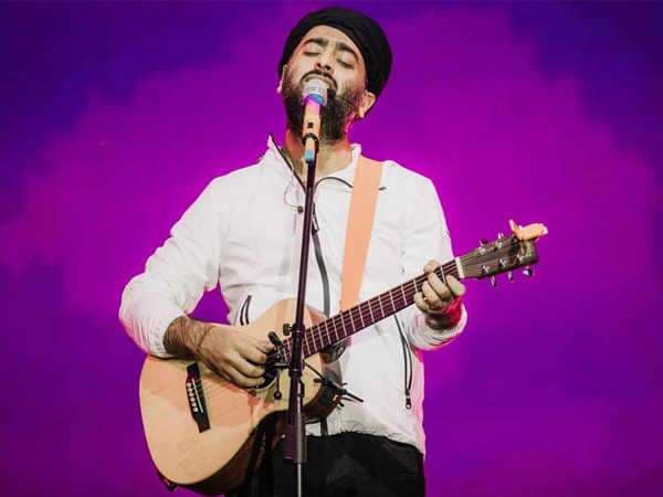 Penyanyi Playback Arijit Singh Alami Cidera Saat Konser