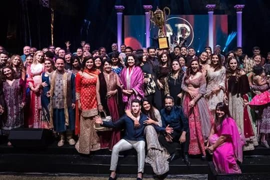 Pertandingan Cricket dan Malam Sangeet Bak Konser Hollywood Bollywood